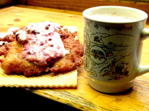 Kartoffelpuffer (potato pancakes) with cranberry cream and an alcohol-free alternative - cocao. I love it! 