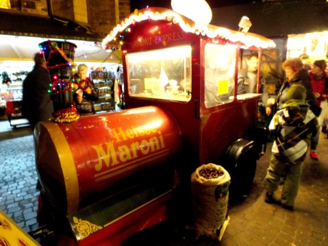 In this little train, hot chestnuts are sold - yammi! 