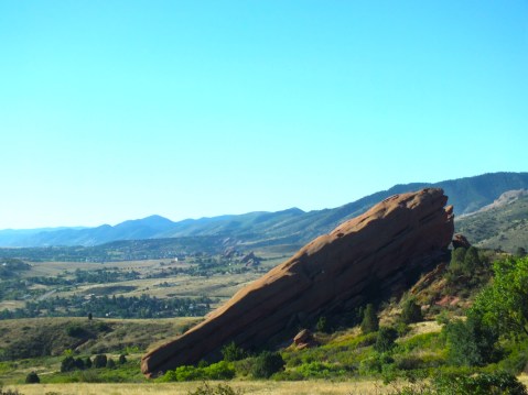 Surrounded by this landscape you feel like a participant in a real Wild West Cowboy movie. You can really imagine the cowboys fighting the indians and shooting buffalos on the fields. With the red rocks lying like pearls on a string in the landscape, it is a truly impressive view. 