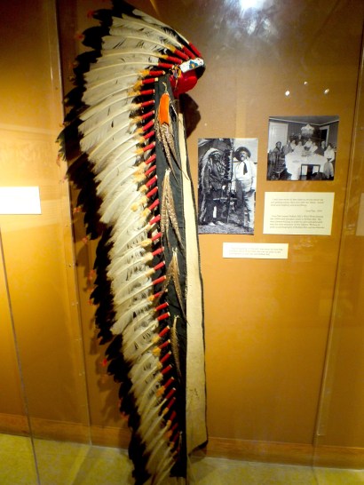 This amazing feather headdress was worn by Iron Tail, a friend of Buffalo Bill. It is to be seen in the Buffalo Bill Museum (Lookout Mountain Park, situated approx. 40 min. from Denver), as one of many jewels from this time. 